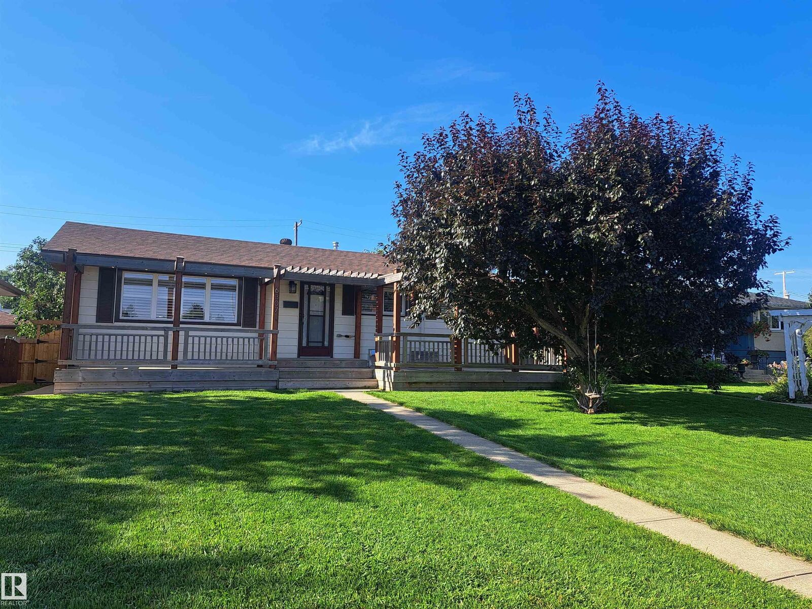 Property Photo:  6307 92A Avenue NW  AB T6B 0T5 
