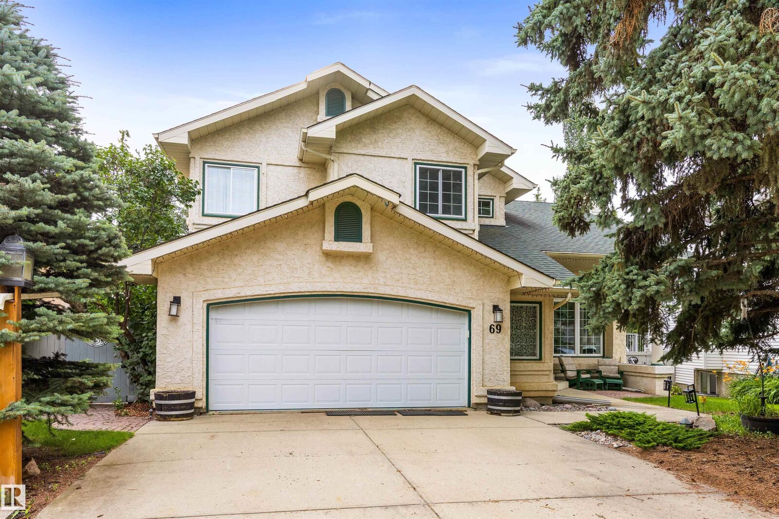 Property Photo: 69 Harwood Drive AB T8N 5V4