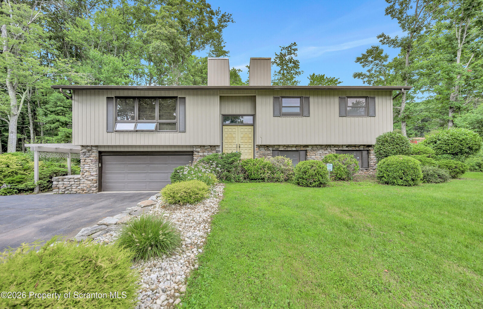 Property Photo:  20 Oak Lane  PA 18436 