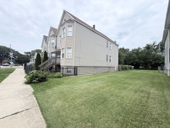 Property Photo: 3008 E 81st Street 2 IL 60617