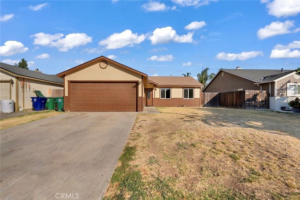 Property Photo: 2122 Harrison Court CA 93610