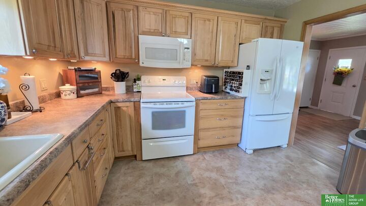 Property Photo: 933 E 4th Street NE 68467