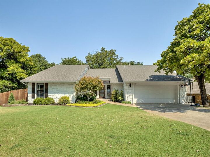 Property Photo: 711 Sunny Brook Drive OK 73034
