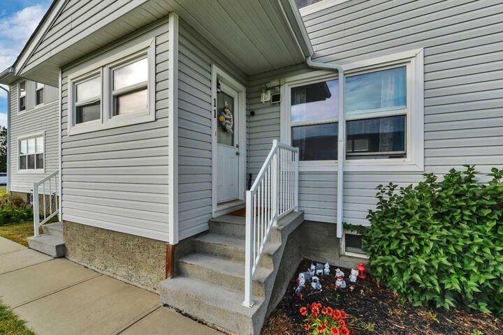 Property Photo:  11 Poplar Crescent  AB T4S 1V3 