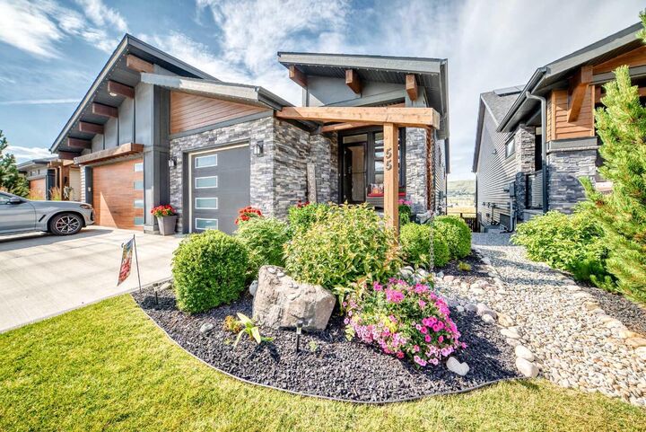 Property Photo: 55 Riviera Court AB T4C 2V8