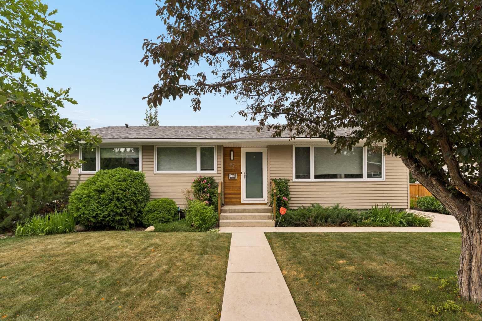 Property Photo: 27 Gateway Drive SW AB T3E 4J8