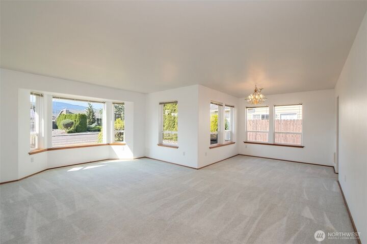 Property Photo:  942 E Willow Street  WA 98382 