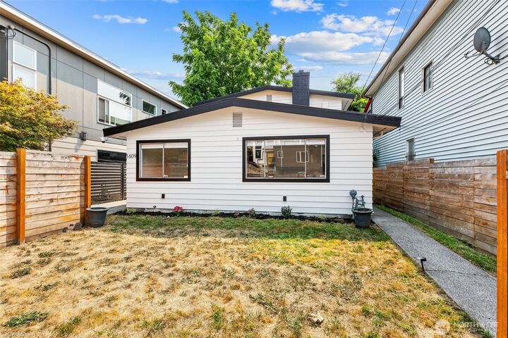 Property Photo: 1609 E Alder Street WA 98122