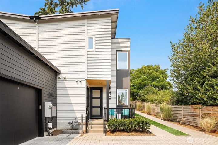 Property Photo:  436  10th Avenue B  WA 98033 