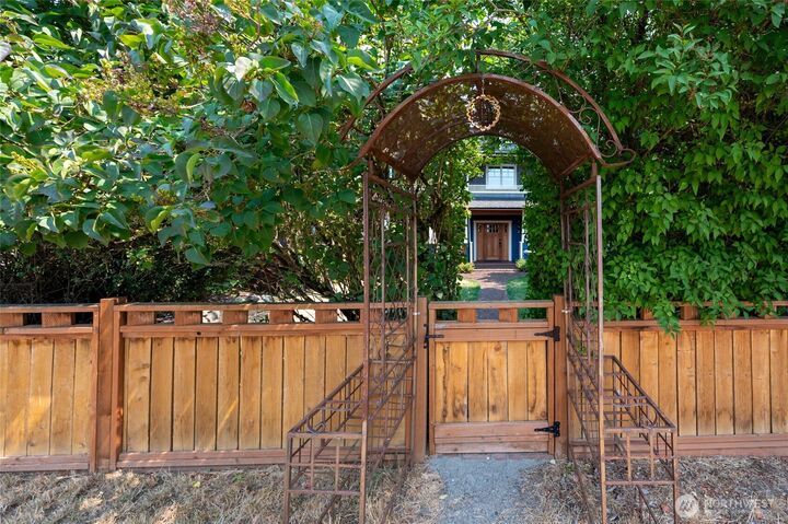 Property Photo:  9556  Phinney Avenue N  WA 98103 