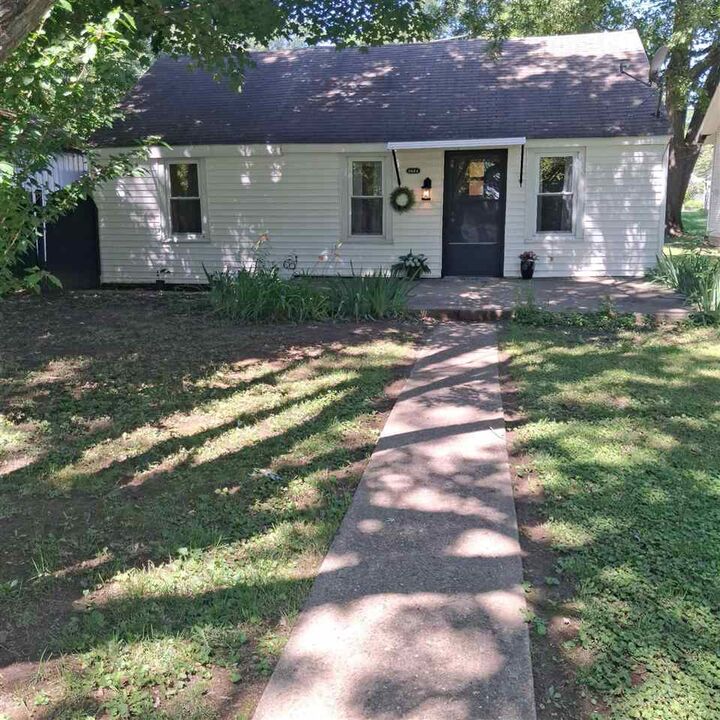 Property Photo:  1624 Oakland Avenue  IN 47374 