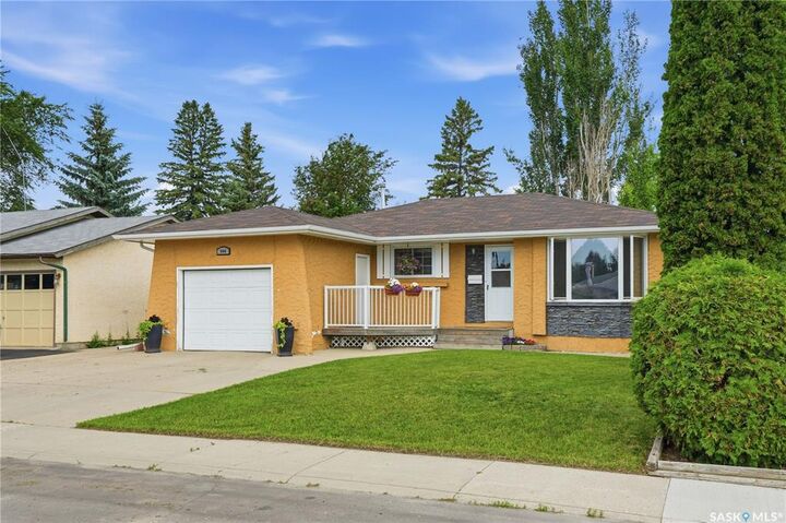 Property Photo: 506 Fisher Crescent SK S7L 5E5