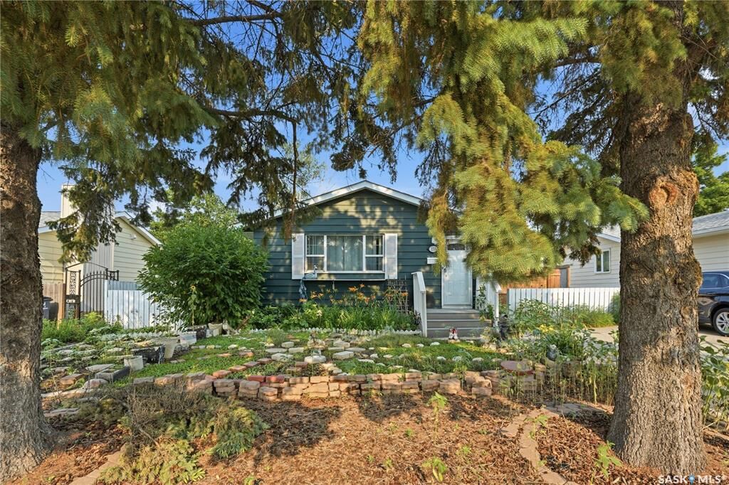 Property Photo: 133 Lloyd Crescent SK S7L 4Y8