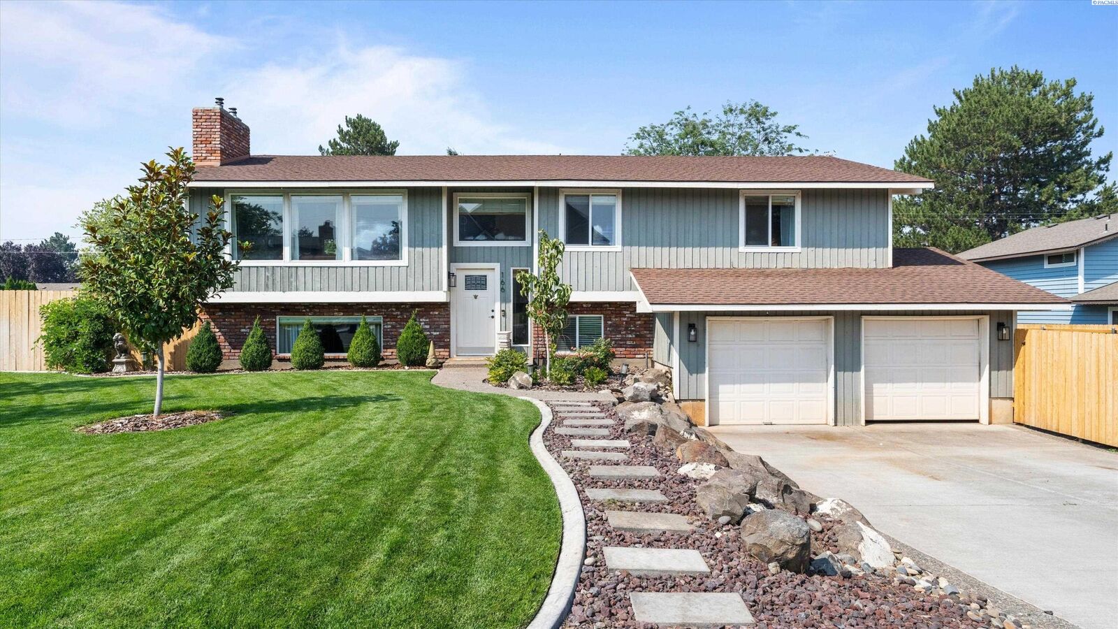 Property Photo: 166 Oakland St WA 99352