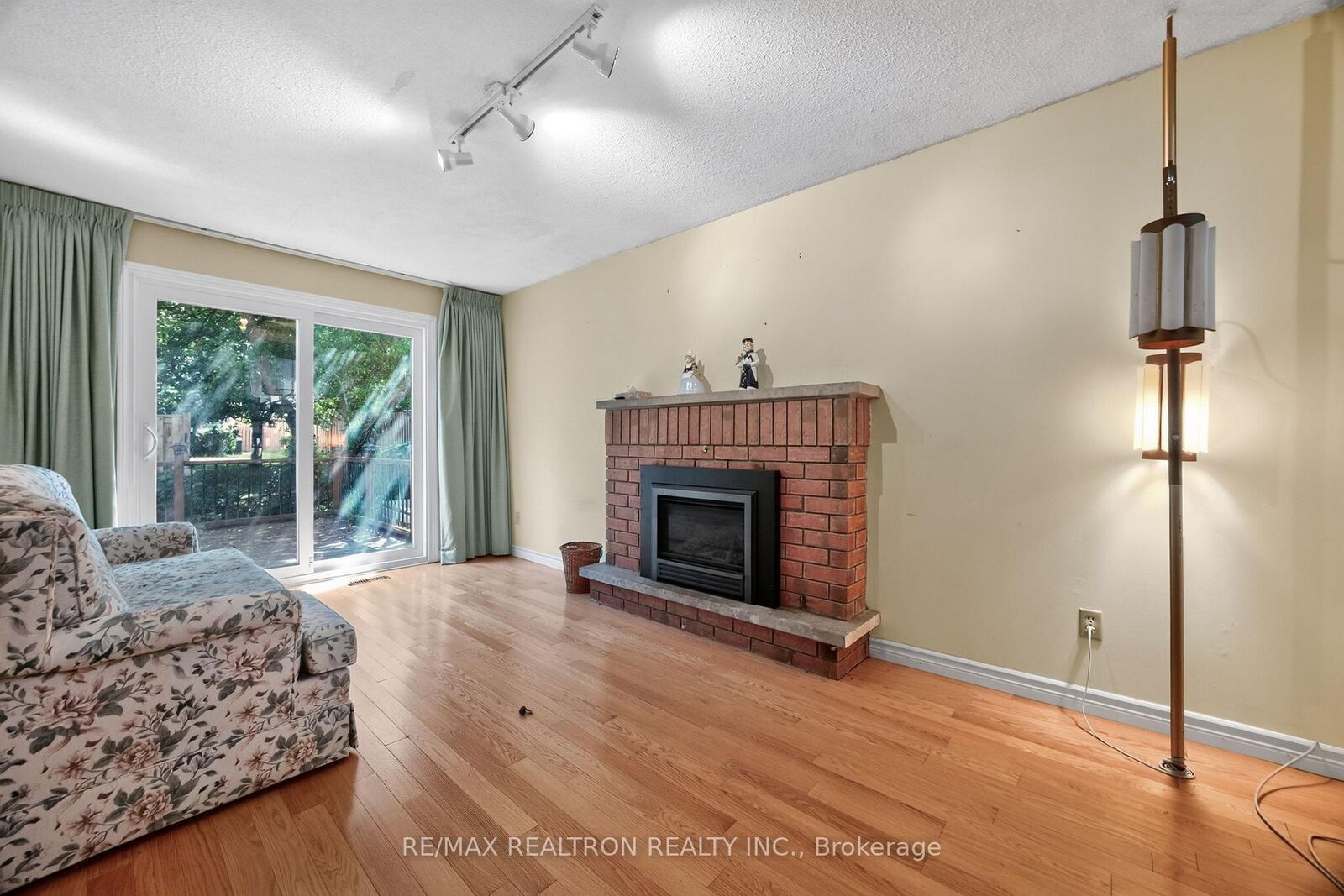 Property Photo: 29 Springhead Gardens ON L4C 5C1