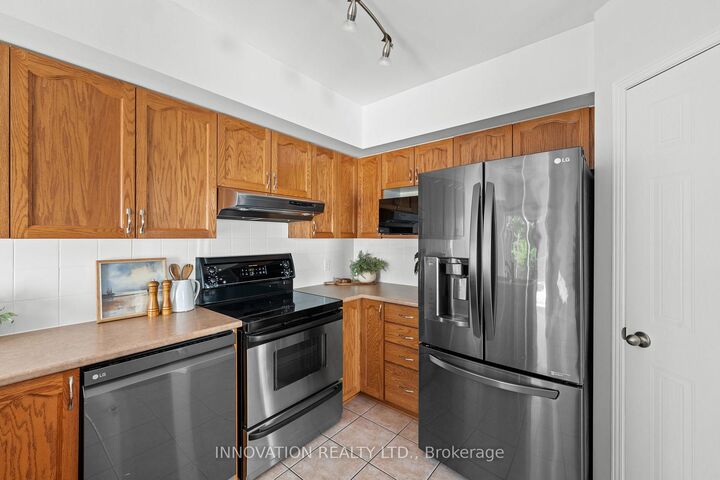 Property Photo: 37 Chantilly Gate ON K2S 2B1