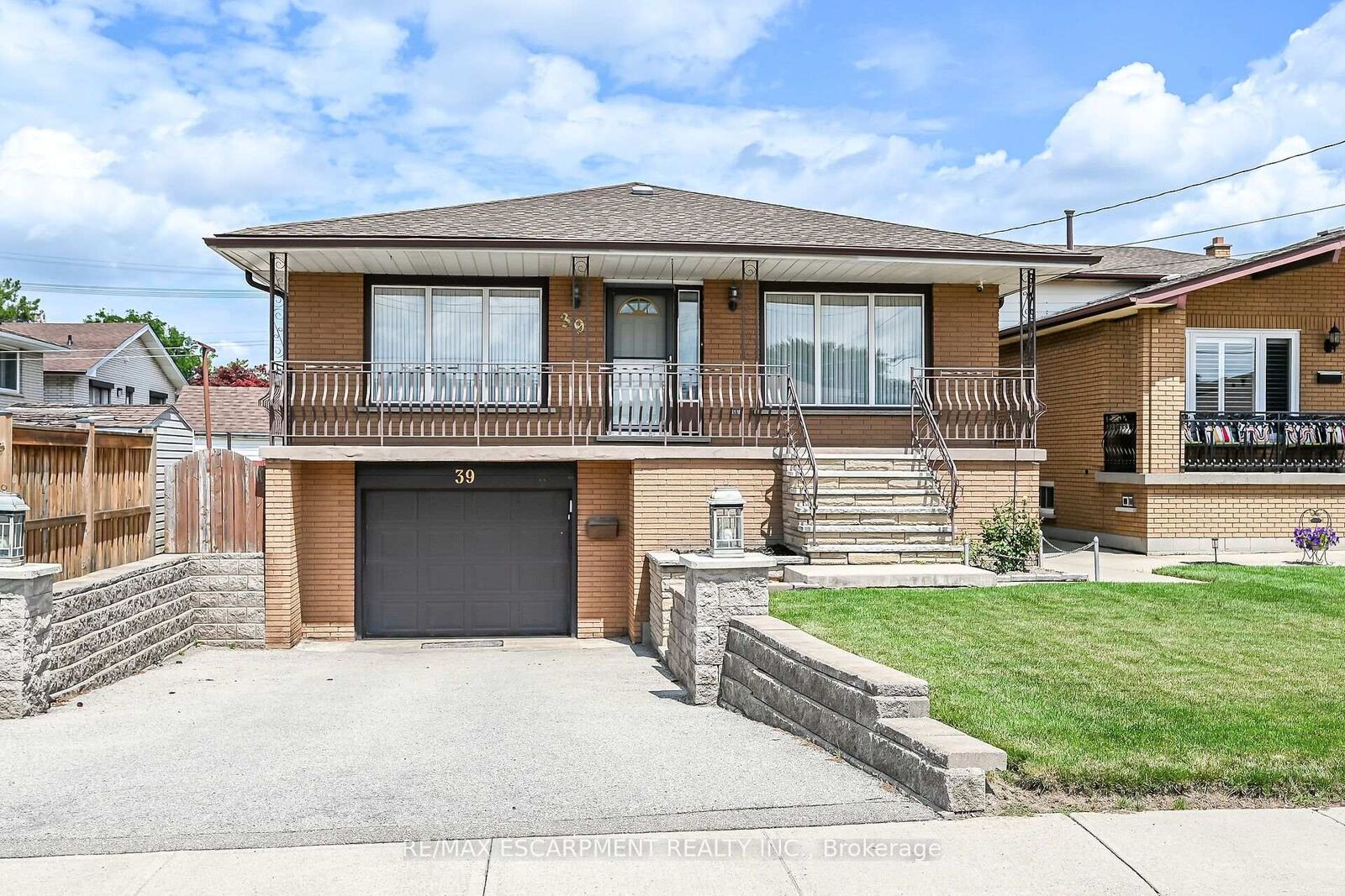 Property Photo: 39 Algonquin Court ON L8T 4T2