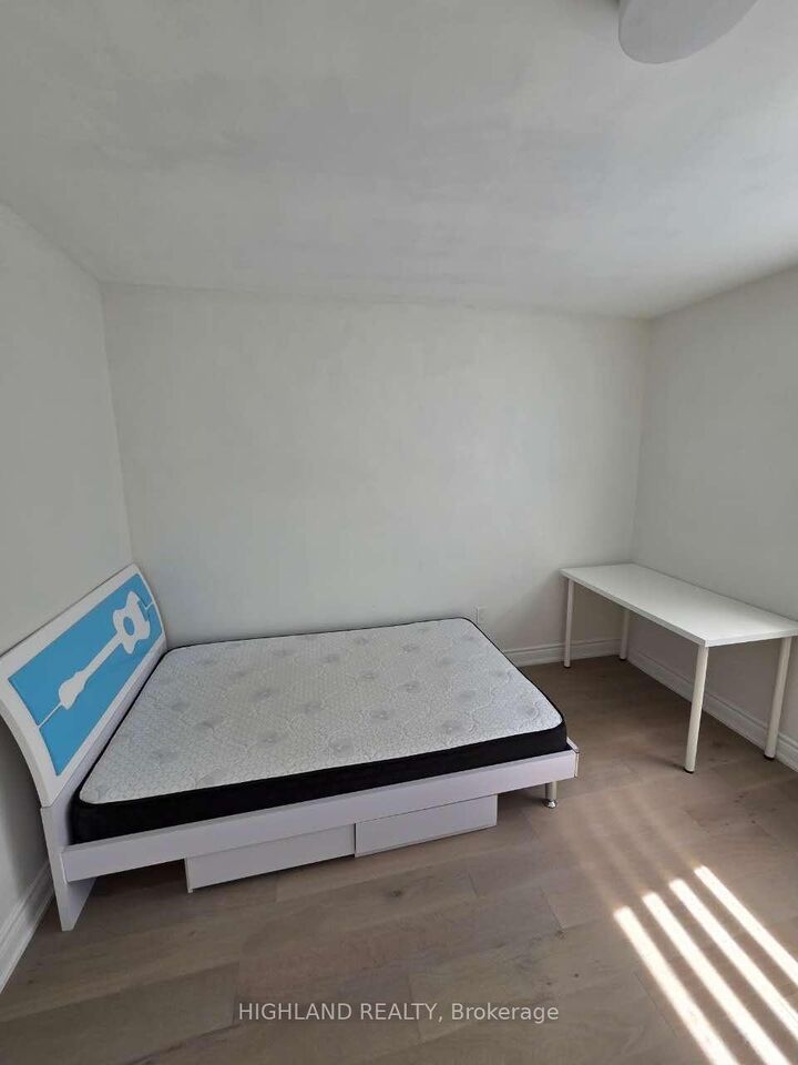 Property Photo: 252 Hickory Circle Ground-Floor Room ON L6H 4V2