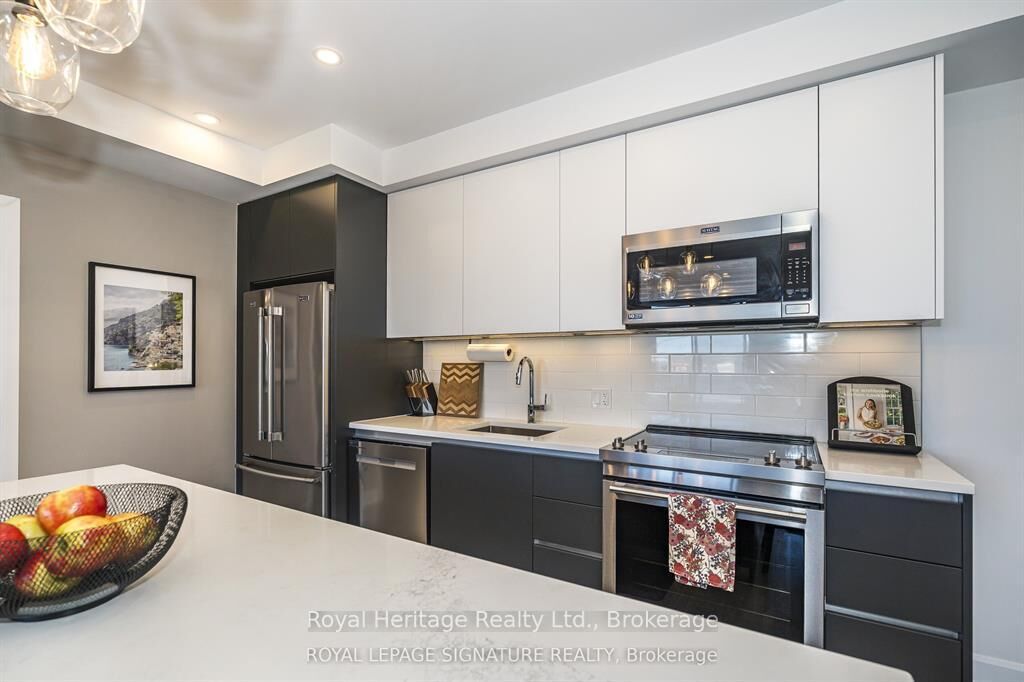 Property Photo:  195 Hunter Street E 412  ON K9H 0K6 