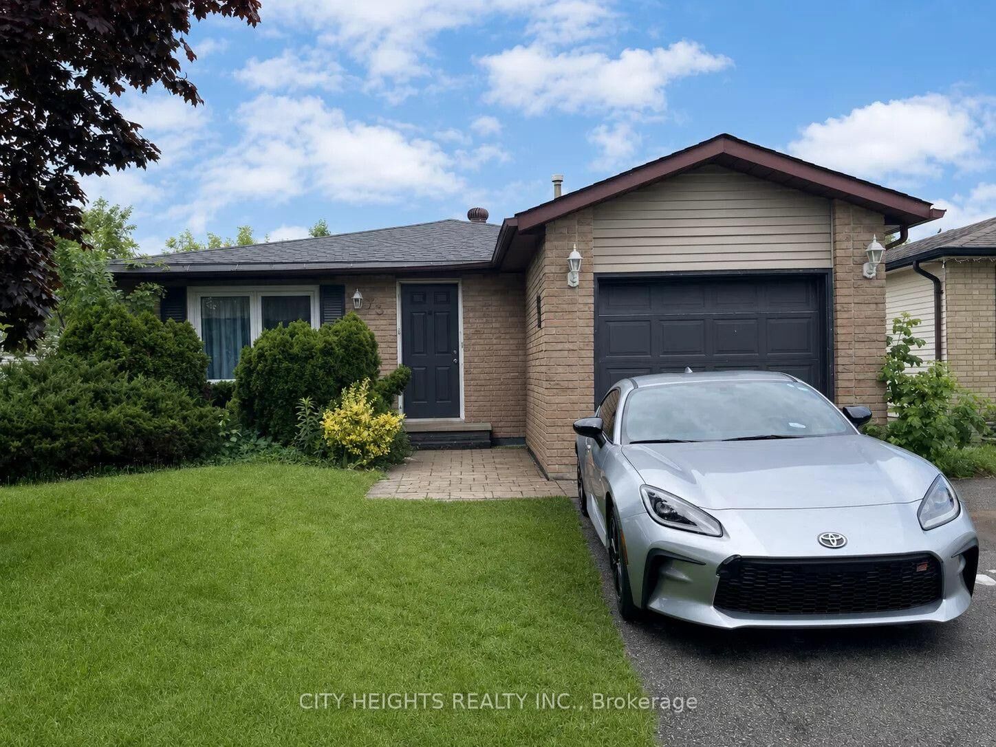 Property Photo: 73 Hickling Trail ON L4M 5S7