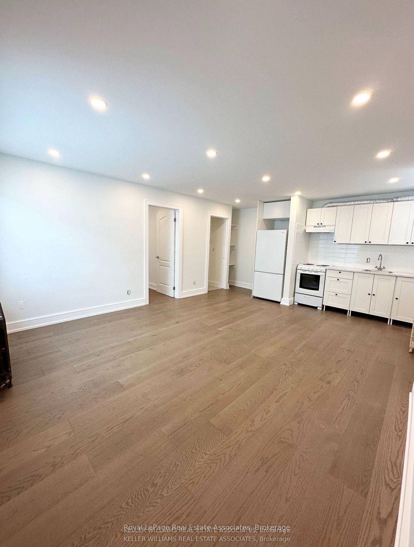 Property Photo: 237 Lakeshore Road E 4 ON L5G 1G8
