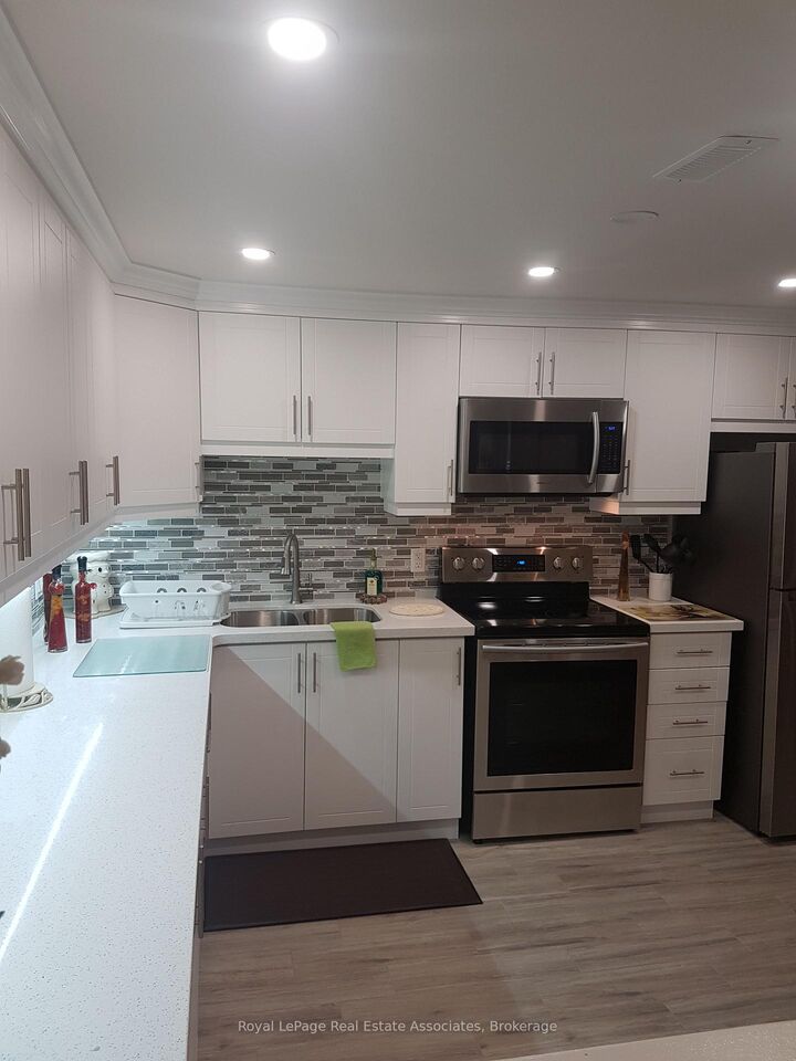 Property Photo: 3323 Queen Frederica Drive ON L4Y 2Z9