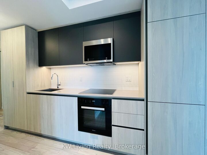 Property Photo: 400 King Street W 1526 ON M5V 0X8