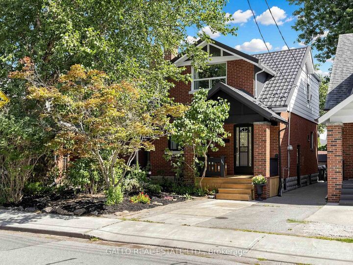 Photo de la propriété: 761 Sammon Avenue S ON M4C 2E6
