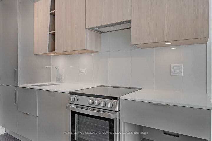 Property Photo:  3900 Confederation Parkway 4911  ON L5B 0M3 