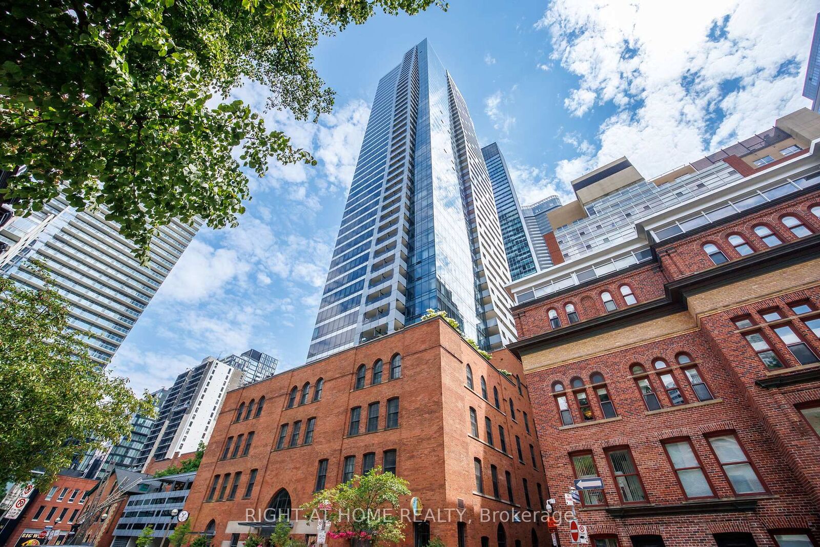 Property Photo: 5 St Joseph Street 3105 ON M4Y 1J6