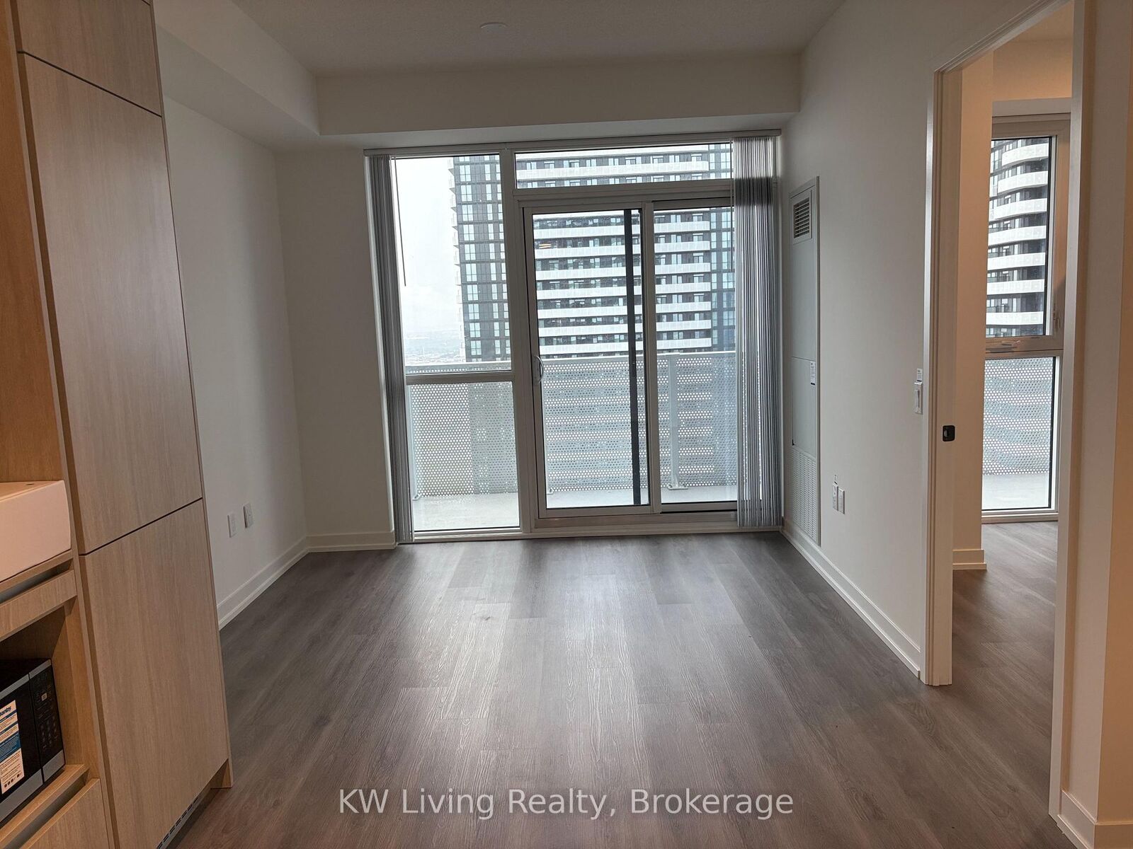 Property Photo:  28 Interchange Way 3916  ON L4K 5Z7 