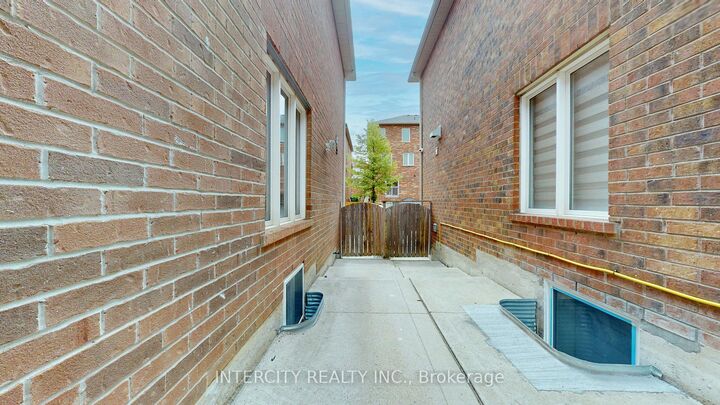 Property Photo:  392 Derrydale Drive Lower  ON L5W 0E1 
