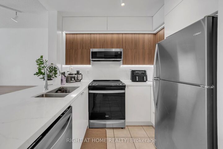 Property Photo: 11 Oneida Crescent 1202 ON L4B 0A1