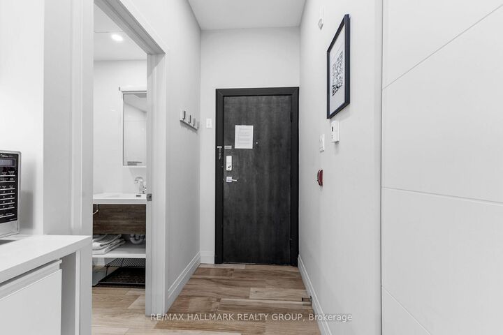 Property Photo: 201 Maclaren Street 2 ON K2P 0L4