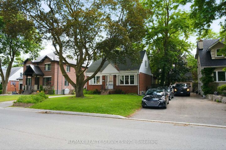 Property Photo: 1544 Alexandra Boulevard ON L5E 2B6