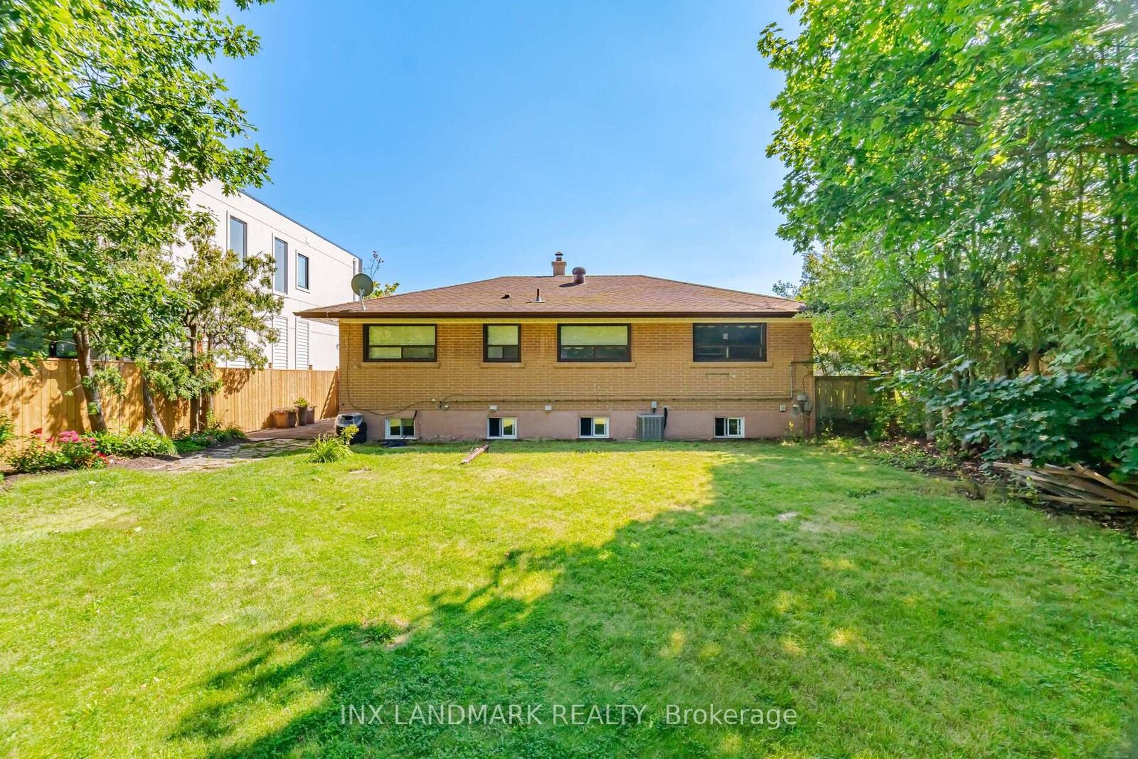 Photo de la propriété: 559 Wolsey Crescent ON L6L 4W3