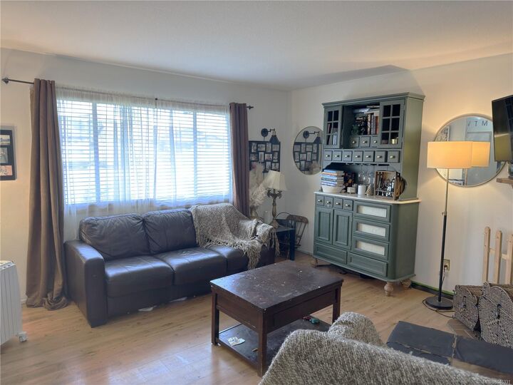 Property Photo: 693 Wedgewood Cres BC V9P 1B6
