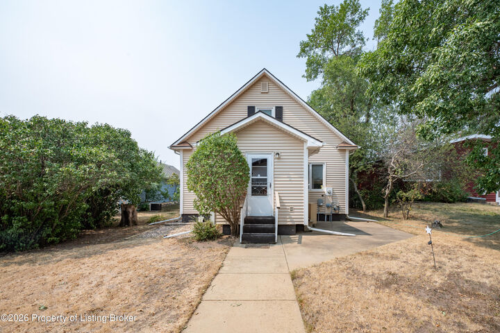 Property Photo: 913 2nd Avenue W ND 58647