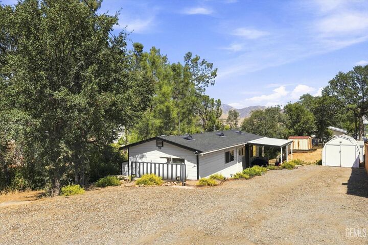 Property Photo: 32 Pinebrook Drive CA 93285