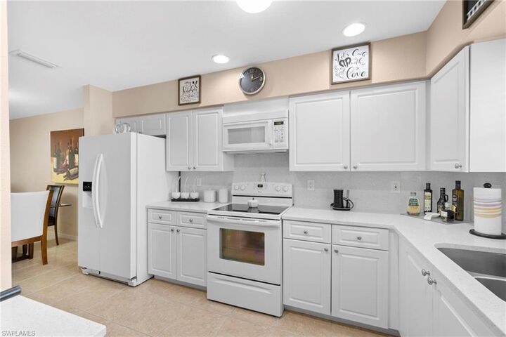 Property Photo:  904 SE 13th St 201  FL 33990 