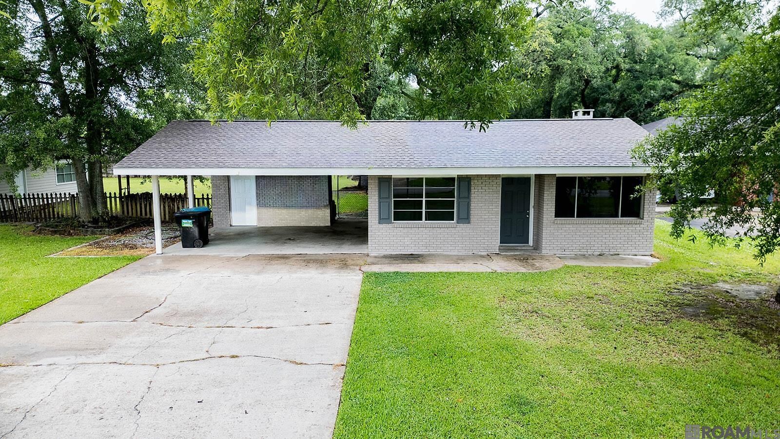 Property Photo: 230 W Chestnut St LA 70454