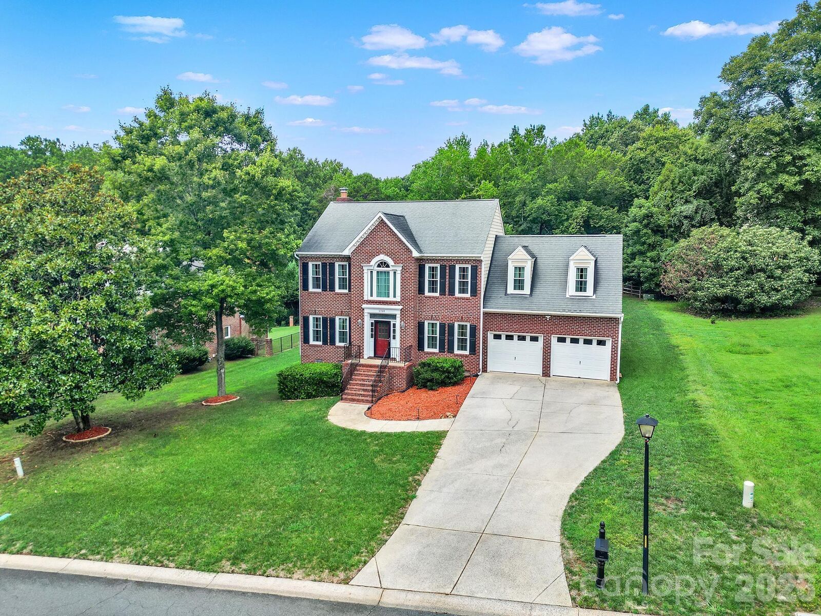 Property Photo: 5709 Mallard Grove Road NC 28269