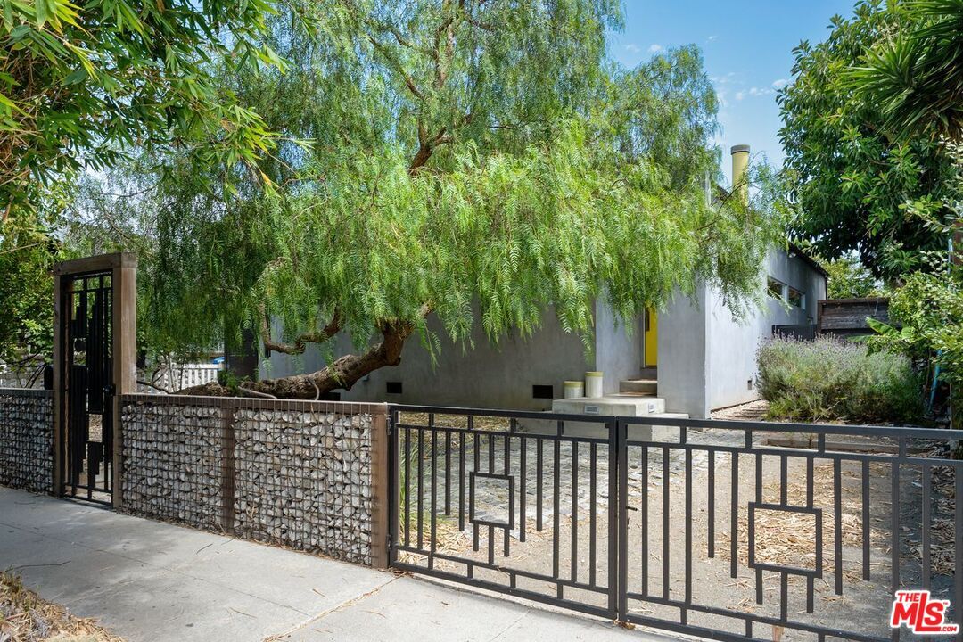Property Photo:  2320 Walnut Ave  CA 90291 