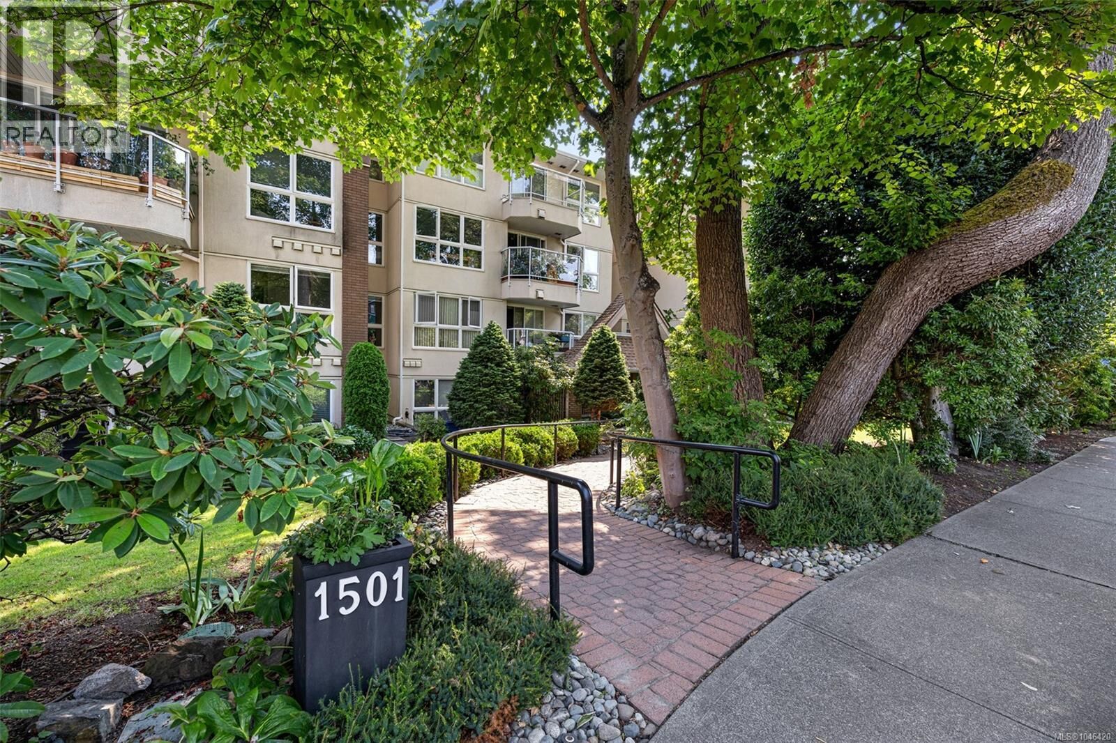 Property Photo:  1501 Richmond Avenue 401  BC V8R 4P7 
