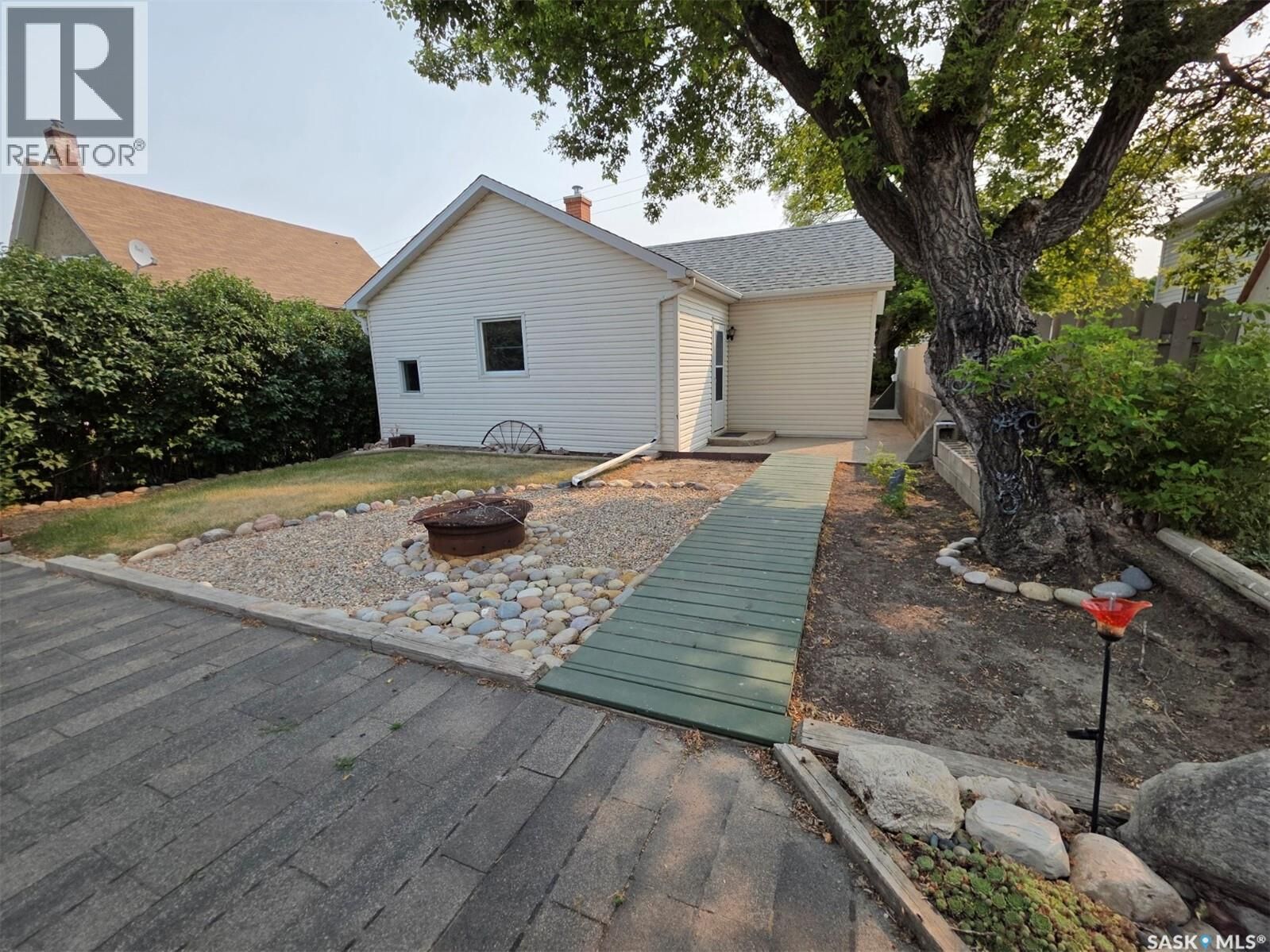 Property Photo:  212 6th Avenue NE  SK S9H 2M2 