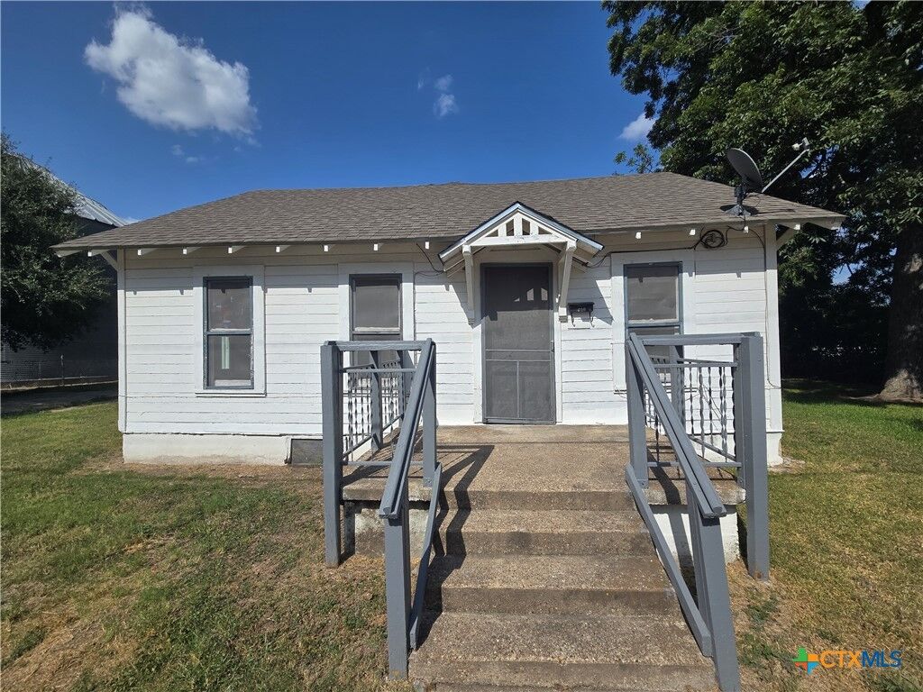 Property Photo:  320 Commerce Street  TX 76661 