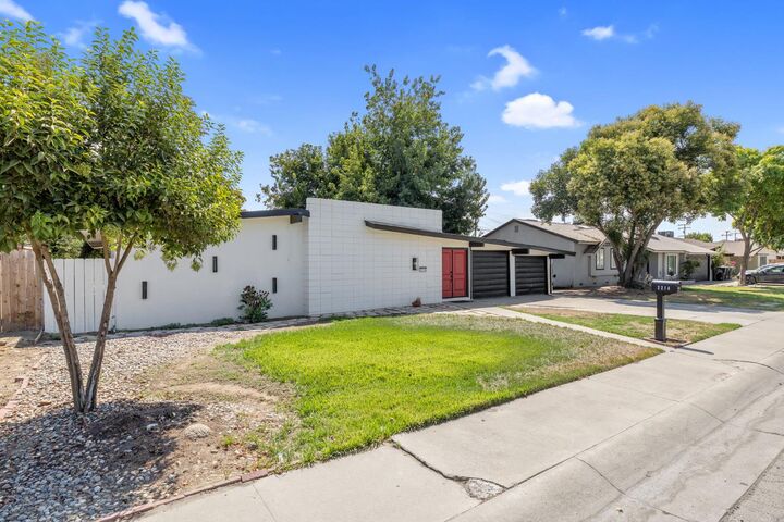 Property Photo:  2214 S Locust Street  CA 93277 