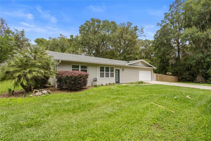 Property Photo:  805 NW 40th Terrace  FL 32605 