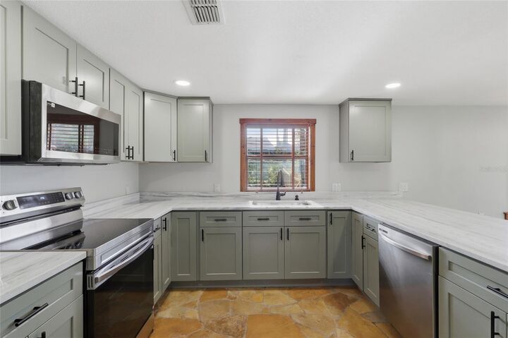 Property Photo: 37715 Dixie Avenue FL 33525