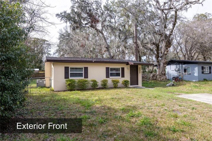 Property Photo: 2220 SE 46th Terrace FL 32641